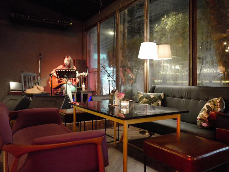 ร้านนั่งชิวทองหล่อ-เอกมัยThe-Cassette-Music-Bar