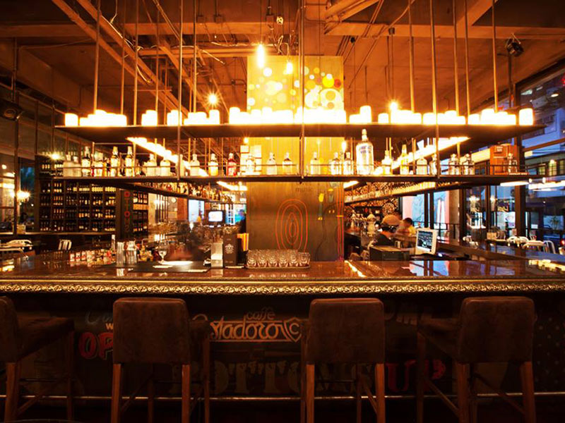 ร้านนั่งชิวทองหล่อ-เอกมัย-bottoms-up
