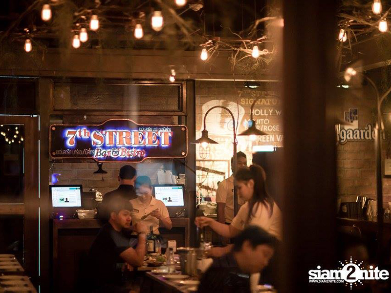 ร้านนั่งชิวทองหล่อ-เอกมัย 7th Street Bar Bistro