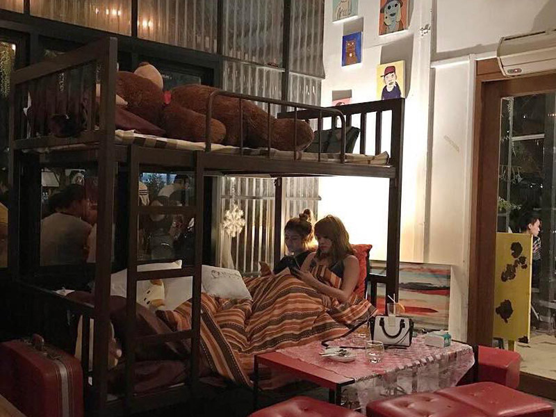 ร้านนั่งชิวทองหล่อ-เอกมัย-บ้านเพื่อน-เอกมัย