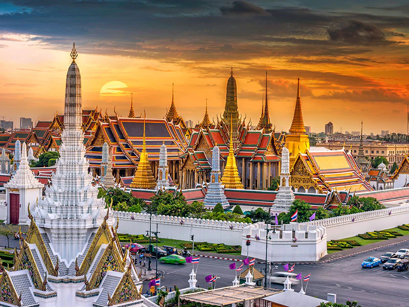 ขับรถเที่ยวชมพระบรมมหาราชวัง กรุงเทพ