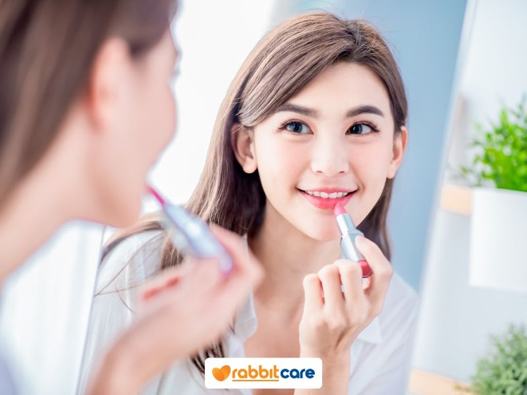 Cô gái rạng rỡ son môi trước gương